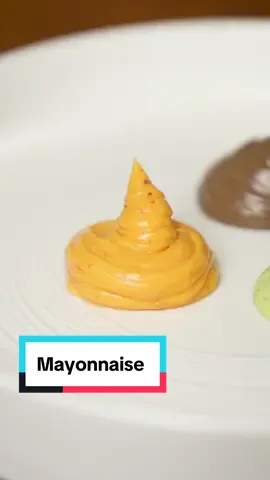 3 Wichtige Dinge - Selbstgemachte Mayonnaise 😊 #mayonnaise #sauce #chilli  Zutaten: 30gr Eigelb Spritzer Zitronensaft 0,5 TL Senf 180gr Neutrales Öl (Rapsöl) 9gr Meersalz Zu Beginn nur die Hälfte des Öls verwenden, dann in einem dünnen Strahl einarbeiten, bis die Masse andickt. Anschließend das restliche Öl komplett hinzugeben. Für die Chillimayo: 1 TL Geräuchertes Paprikapulver 1 TL Chiliflocken 2 TL Sirachasauce