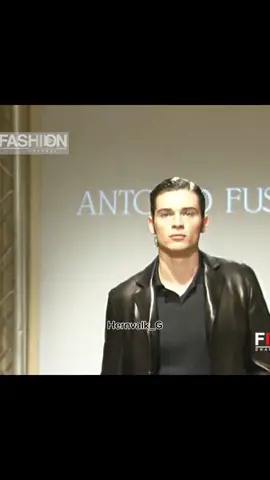 Tom Welling - Runway - #tomwelling #superman #smallville #pslgod #pslgods #mogger #moggers #model #topmodel #SuperModel #90smodel #Runway #runwaywalk #runwaymodels #supermoggers 