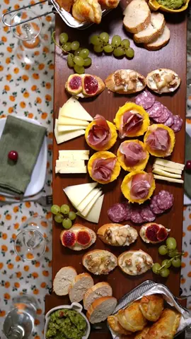 TRIS DI ANTIPASTI AUTUNNALI 🍄 Serie ricette stagionali: Autunno 🍂 Mi è sempre piaciuto avere ospiti in casa; sono cresciuta immersa nel chiacchiericcio e nel profumo del buon cibo. Tra le ricette che vi propongo c'è una rivisitazione che spero non faccia soffrire troppo il mio papà argentino quando la vedrà. Per le bruschette autunnali con le pere: 8 fette di pane integrale 120g di gorgonzola 1 pera matura 20g di noci miele Mettere a tostare il pane, appena tostato aggiungere abbondante gorgonzola, le pere tagliate a quadretti piccoli guarnire poi con del miele e le noci tritate. Per le empanada con ripieno di salsiccia, zucca e philadelphia: (scusami papà) 12 masa de empanadilla (dischetti per empanada già pronti, io di solito li prendo al negozio etnico) 250g polpa di zucca 80g philadelphia 350g di pasta di salsiccia q.b sale e pepe 1 tuorlo  In una ciotola aggiungere la pasta di salsiccia, il philadelphia e la zucca, salare e pepare a piacere e mescolare. Prendere i dischetti per empanada e farcirli con il composto per poi chiuderli e metterli in una teglia con carta da forno. Spennellare con il tuorlo e infornare a 180° finché non saranno dorati Per i cestini di polenta con fontina e speck: 100g di farina per polenta a cottura rapida 500ml di acqua 1/2 cucchiaino di sale fino burro 6 fette di speck fontina Preparare la polenta (io uso quella istantanea per praticità), una volta lasciata intiepidire imburrare gli stampi da muffin e mettere la polenta, formare dei cestini lasciando un incavo al centro. Cuocere in forno ventilato a 180° per 15min, togliere dal forno e farcirli con la fontina e lo speck porli nuovamente in forno per altri 10min. #autunno #ricette #ricetteautunnali #idee #aperitivo #apericena #ideeaperitivo #autunnale #zucca #empanadas #ideericette #ricetteveloci #ricettefacili #polenta #bruschette #autumn #autumnvibes #fall #fallrecipes #apetizer #aperitivi #pumpkinseason #pumpkin #pumpkinrecipes #cooking #cookinglisa #ricetteautunno 