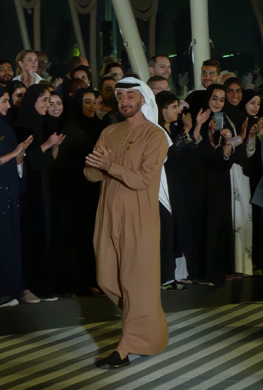 طرواك تسعفني على القول  وإلاّ الشعر ما يا على البال   لله درّك يا ذرى زحول  بو خالد أعني طيب الفال  #محمد_بن_زايد 