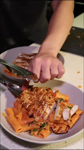 making marry me chicken pasta for my girlfriend 🍝🍗 #marrymechicken #chickenpasta #EasyRecipes #easydinner #forher #ilovemygirlfriend #hopelessromantic #lovelanguage
