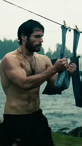 Henry Cavill went all out for his shirtless Superman scenes! 💪 He spent 6 weeks on a grueling diet and training plan, cutting his calories from 5,000 to just 1,500 to get down to 7% body fat – like a pro bodybuilder! And after all that hard work, Zack Snyder rewarded him with pizza and ice cream!  #manofsteel #superman #henrycavill #filmtok 