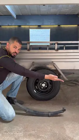 Da série de dicas para quem quer fabricar seu próprio reboque, aí vai mais uma: em sistemas de suspensão convencional (feixe de molas), posicione o paralamas deixando uma diferença maior entre o pneu e o paralamas da parte traseira do reboque. A justificativa se dá por conta do aumento de tamanho das molas quando são submetidas a esforços e, consequentemente, os pneus são projetados para trás. #reboques #carretinha #trailerhome #engates #jetski #serraleria #mig #migmag 