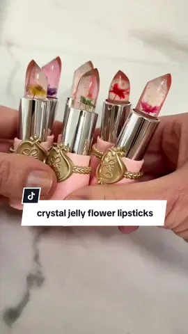 Crystal jelly flower lipsticks are the prettiest and, once applied, the pink lip color is stunning. #jellyflowerlipstick #colorchanginglipstick #cutelipgloss #creatorsearchinsights 