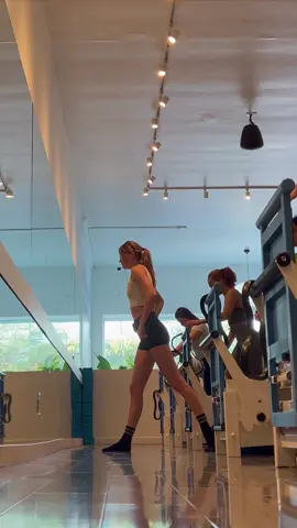 Come with ne to teach pilates at @WundaBar Pilates 🩵✨