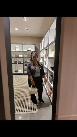 Haven't been to @Coach in YEARS! Was not disappointed!🙌🏾 Shopping with my @raybanmeta glasses on. #Coach #shopping #minivlog #Vlog #Lifestyle #luxury #shopwithme #atlanta 