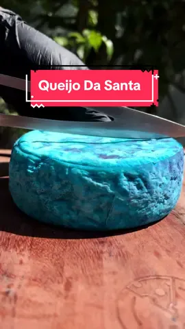 O Queijo Da Santa é o protagonista do seu próximo momento especial. Com 30 dias de maturação, ele chega à sua mesa trazendo suavidade e uma textura macia que derrete na boca. A leve acidez e o perfil aromático criam uma combinação irresistível, perfeita para quem busca algo mais em cada mordida. Imagine cortar uma fatia enquanto o café ainda está quente, ou combinar com uma geleia doce naquele lanche da tarde. É o tipo de queijo que se adapta ao seu dia, seja no café da manhã, no lanche ou até para fechar uma sobremesa com chave de ouro. A película azul atóxica que o envolve protege essa experiência até o momento de você saborear. Não espere mais! Encomende o seu pelo link na bio, temos poucas unidades disponíveis! 🧀💙 #QueijoDaSanta #SaborInigualável #ExperiênciaGastronômica #Fusqueijão #Queijaria