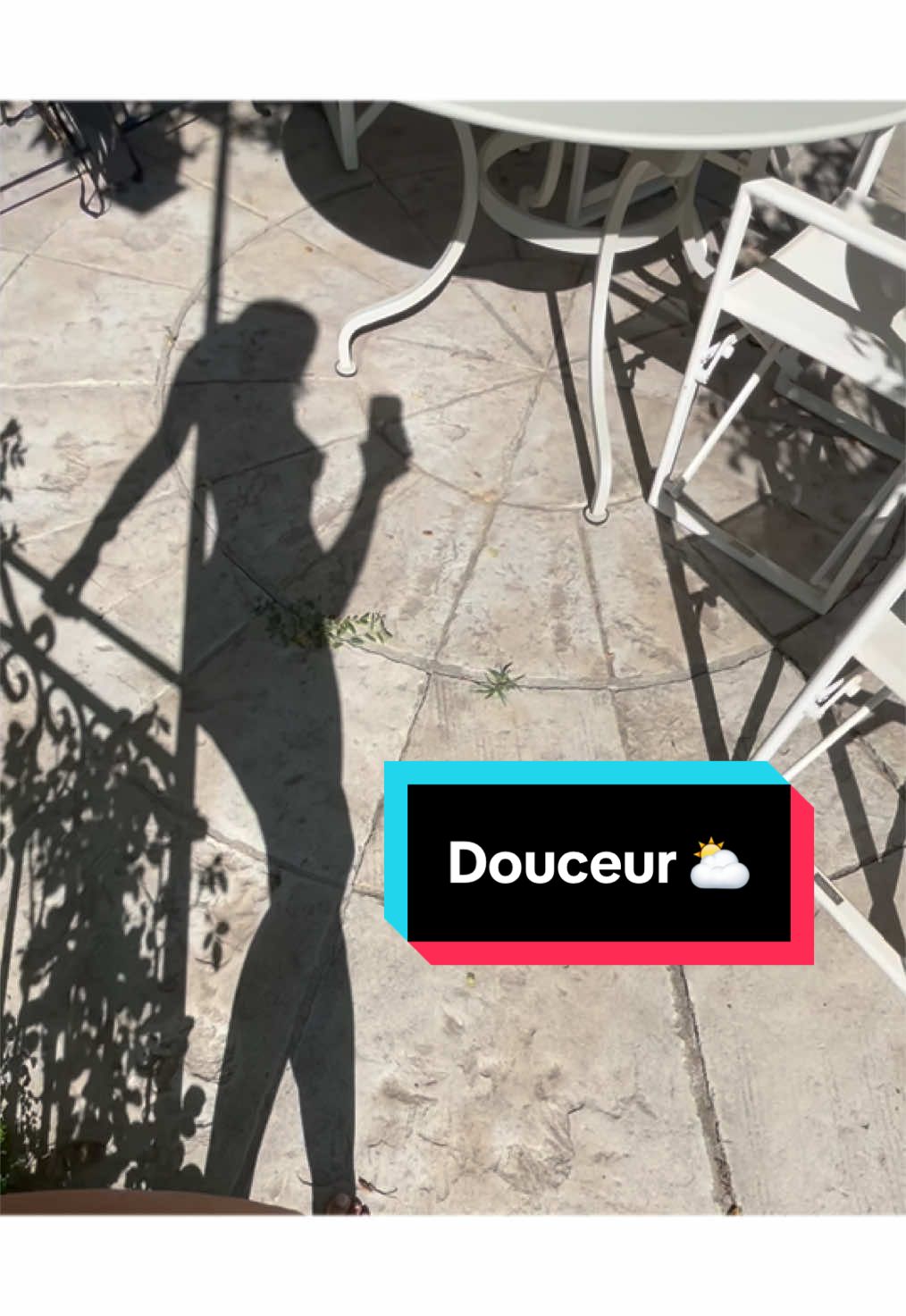 Moi et mon ombre profitons du soleil... et toi, où est la tienne aujourd'hui ? 🌞🌿 #❤️ #ombre #loveyou #bodypositivity #me #douceur 
