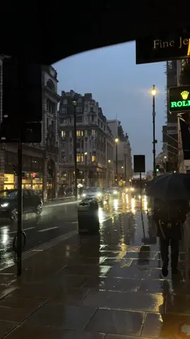 Raining in London   #london #rain #autumn #londonautumn #londonrain #ldn #fyp #bus #viral #fy #pinterest 