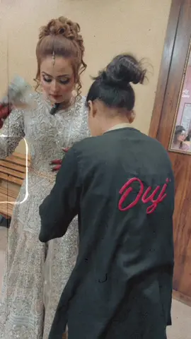 BTS moments when @MUBASHARAH KHAN💎🧚‍♀️ got ready for her sister’s wedding – stay tuned for the glam #oujbeautyparlour #oujparlour #makeup #behindthescenes 
