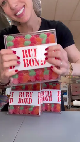 🍒💋🍓🍑🐻 Each candy box is as much an experience as it is a snack 🎁 Candy reimagined ♥️ #rubybond #candy #candybox #candyboard #sourcherry #cherrylips #gummylips #candytok #peachhearts #gummybear #gummybears 
