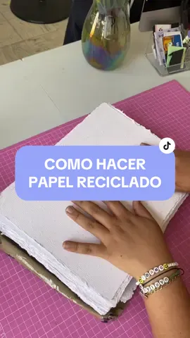 Este es un nuevo proyecto que tengo en mente y me emociona mucho empezarlo. Aquí te enseño como hice el papel reciclado con mermas de papel para después coserlo y fabricar libretas 100% artesanales y con propósito. #fyp #parati #manualidades #papelreciclado #DIY #papeleria #tutorial