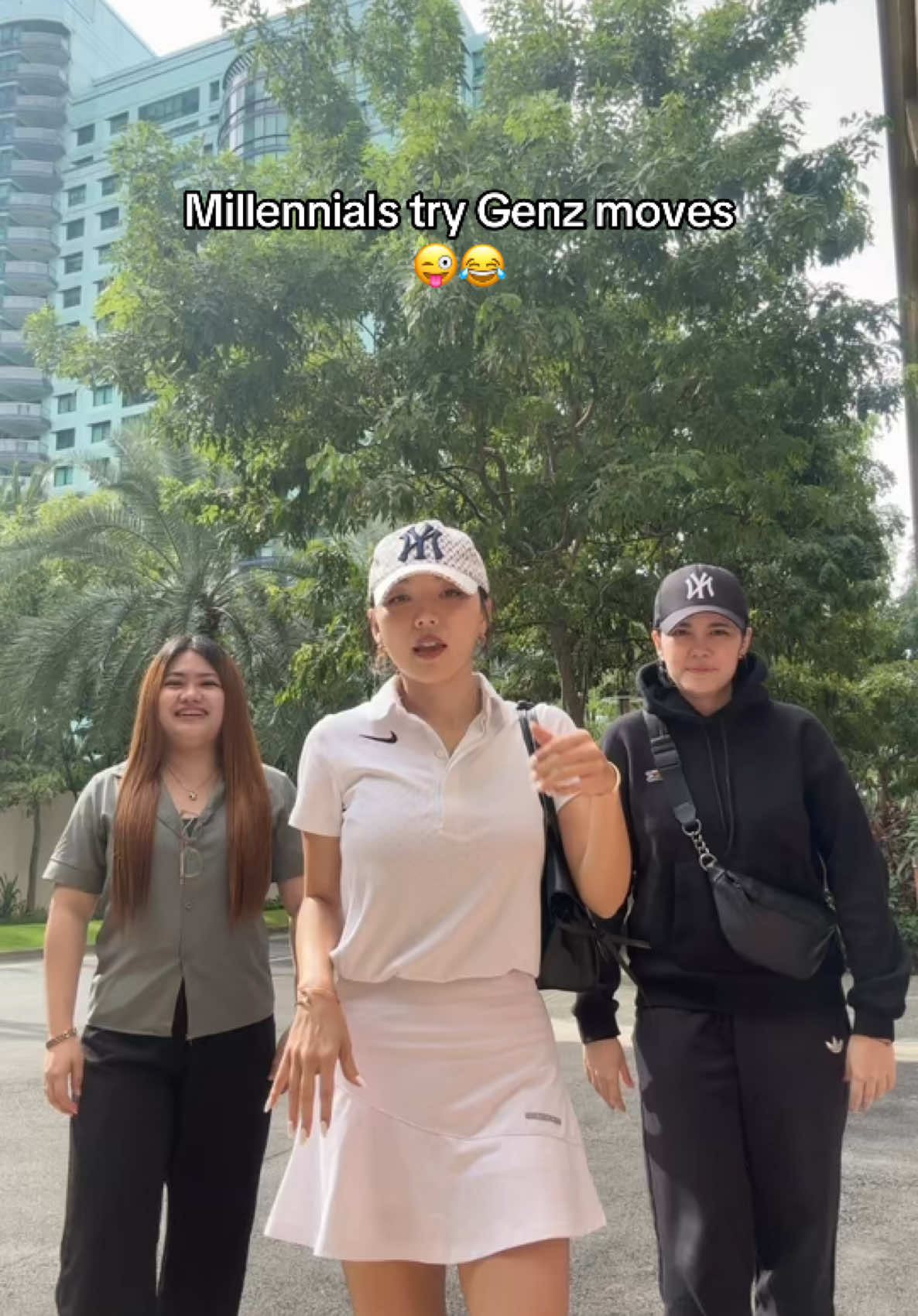 Yung mga di sanay sa small moves 😂😂 Pakita ko ba mga sayaw namin dati? @Phoi Chan @April-lyn Hazel 