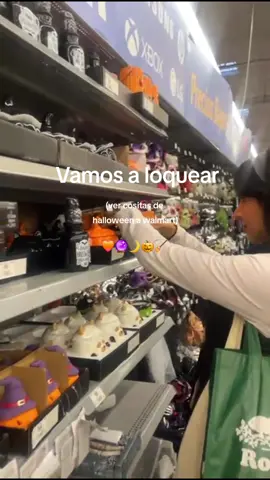 las girls y iop 🔮 @Alecxa Alquicira 🕸👻💜🧡 #Walmart  #halloween   #spookyseason  #octubre  #girlies  #decoración 
