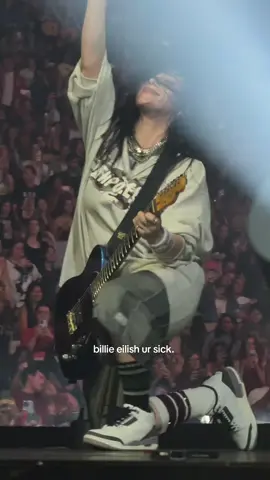 no because what. the. fuck. how did i see this with my own eyes. @BILLIE EILISH #hardandsofttoronto #concert #tour #billieeilish #hmhas #viral #fyp 