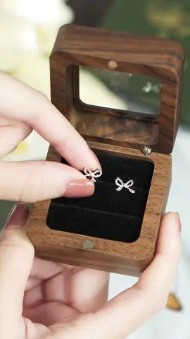 Chiếc khuyên nơ mang đậm phong cách Coquette chưa bao giờ là hết hot nhà TLEE. Hãy nhanh tay ibox chúng tớ để sở hữu ngay em khuyên xinh iu này nha🎀🎀😍😍#tleejewelry #khuyentaibactlee #daychuyenbactlee #lactaybactlee #trangsucbac #nhanbactlee #trangsucbactlee 