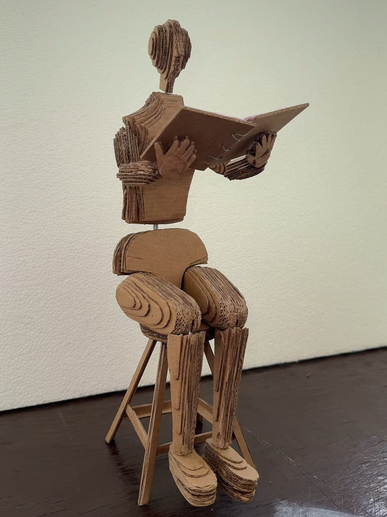 Antropometria: acción leer un libro. Estudio de las medidas del cuerpo humano. #arquitectura #arquitecto #arquitecta #clases #carrera #monigote #carton #entrega #taller