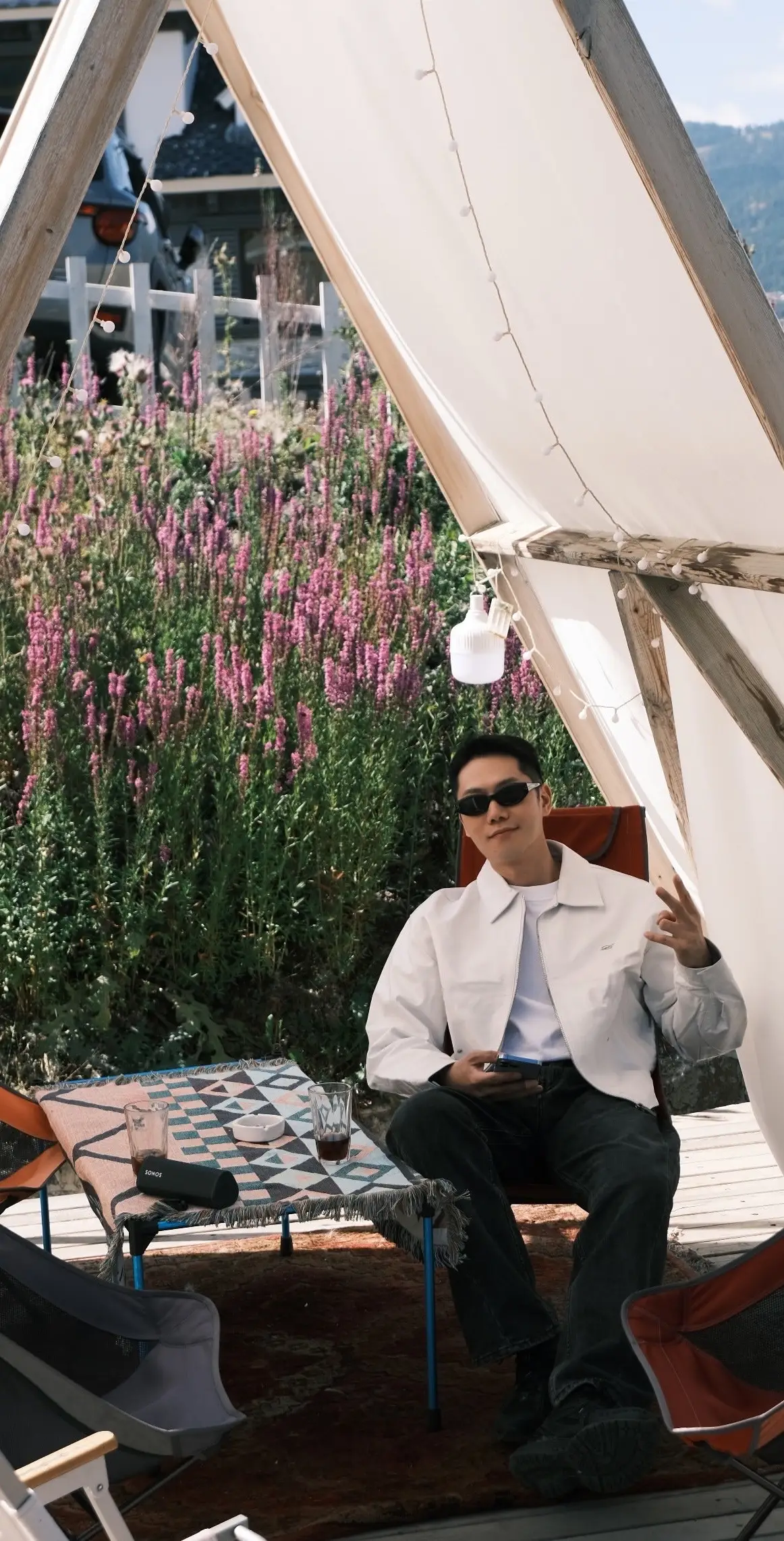 May the wind blowing to me,can bypass the sea of people to embrace you.愿吹向我的风，都能绕过人山人海去拥抱你.