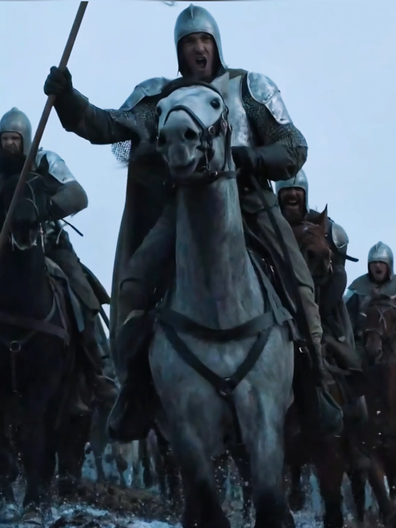 🐎⚔️Justo a tiempo llega la caballería de la Casa Arryn del Nido de Águilas, con sus poderosas tropas montadas se disponen a hacer limpieza ante la mirada atónita de Ramsay. 😮😃#got #gameofthrones #hbo #tiktokvideos # casaarryn #juegodetronos