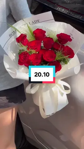 Hồng đỏ vẫn là sự lựa chọn tuyệt vời cho các nàng trong dịp lễ này đúng không ạ 😘😘 #xuhuong #flowers #hoatuoisaigon #hoatuoitanphu #hoa20_10 #qua20thang10 #phunuvietnam2010 #hoatangme 