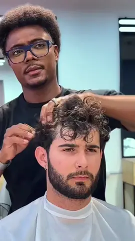 Corte low fade en cabello ondulado #estilohombre #fyp #cortedepelohombre✂️😍❤ #paratii 