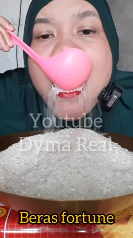 Makan beras di kuali emas🤤 @Asmrberas✅  #makanberasmentah #berasbasmati #rawriceeating #fypシ゚viral #shorts 