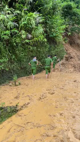Công an huyện Tương Dương khắc phục lũ quyét tại xã Lưỡng Minh