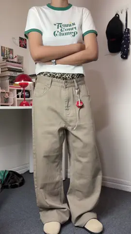 baggi baggy🍒  รีวิวเพิ่มเติม👉🏻 @whymewhyme  รีวิวสีครีม 👉🏻 @whymewhyme @whymewhyme #baggyjeans #คลาสแฟชั่น #กางเกงยีนส์กระบอกใหญ่ #กางเกงยีนส์สีกากี #baronbkk 