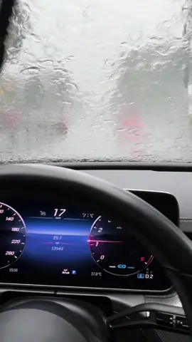 Cao nhân nào chỉ em với đi xe lâu mà nay mới mưa lớn.. Mercedes c300 mà kính ko thấy luôn.. #xuhuong 