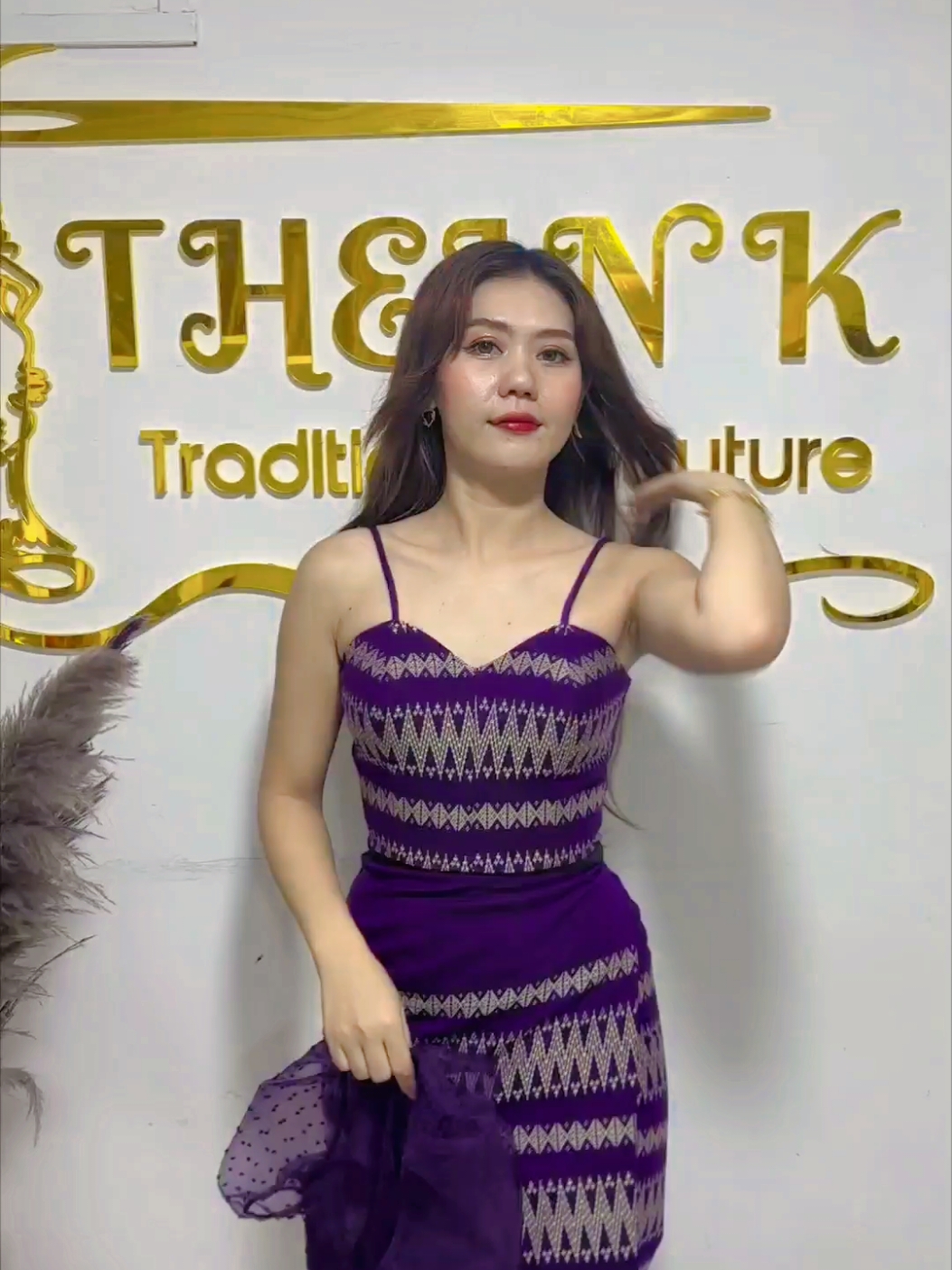 ချည် 💜 #မြန်မာဝတ်စုံဒီဇိုင်းများ #မြန်မာဝမ်းဆက်ဒီဇိုင်းလေးများ #မြန်မာမလေး #မြန်မာtiktok😁 #ချစ်ပေးကြအုန်းနော်😍😘😘 #ရွှေပိုးချည်ပိုးထည်ချည်ထည် #clothing #brand #foryou #fashion #iamqueen #trends #myanmartraditionaldress 