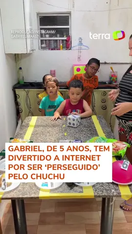É inevitável 😅🟢 Não importa o que aconteça, tem sempre um chuchu no caminho do Gabriel. Em brincadeiras organizadas por sua mãe, Yasmim Pereira (@Yasmim Kelly & sua turma), o menino de 5 anos sempre acaba sendo premiado com o legume. #TerraBrasil #Chuchu #Criança #Brincadeira #Aniversário #Legumes #TikTokNotícias