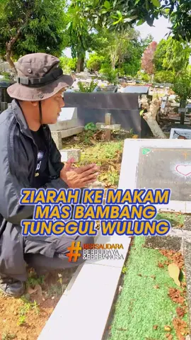 Salam Persaudaraan,,,!!! KangMas Bambang Tunggul Wulung Judhyasmara adalah Putra Bp. RM. Sutomo Mangkujoyo (Ketua Umum SH Terate 1953,1956 dan 1964) beliau lahir di Jombang 9 September 1944. Semasa hidupnya belau aktif sebagai perintis beberapa cabang di wilayah di Jawa Tengah, Aktif merintis SH Terate di Blora tahun 1966, Cepu tahun 1970 dan Purworejo tahun 1982 & Beliau juga Pendiri padepokan “Wesi Aji” Wedar Silat Among Jiwo PSHT Semarang. Tahun 1962, Mas Bambang Tunggul Wulung di sahkan menjadi Saudara Persaudaraan Setia Hati Terate Warga Tingkat I, beliau satu letting (seangkatan) dengan Tarmadji Boedi Harsono saat itu. Beliau di sahkan di Pavilium Kabupaten Madiun oleh Raden Mas Soetomo Mangkoedjojo dan bapak Santoso. Pada tahun 1984 belau di sahkan Warga Tingkat II oleh Raden Mas Imam Koesoepangat dan bapak Badini. Yakni bapak Badini yang mendidik langsung, selaku guru dan pelatih Tingkat II Mas Bambang Tunggul Wulung. Mas Bambang Tunggul Wulung memiliki seorang putra sulung yang bernama Andreas Eka Sakti Judhyawan, lahir di Cepu, tanggal 23 September 1969. Lebih akrap dipanggil Mas Andreas. Yang sekarang menjadi Anggota Dewan Pusat - SH Terate. Mas Bambang Tunggul Wulung wafat pada 9 Oktober 2007 semoga beliau diberikan tempat yang terbaik. Amin #timmedia #mediapesilatshterate #fyp #fypage #fypシ゚viral #sangpeneruspsht #foreveryoung #bambangtunggulwulung #wesiaji #shterate #tokohpsht #pahtcepu #pshtpurworejo #psht_banyumanik_semarang 