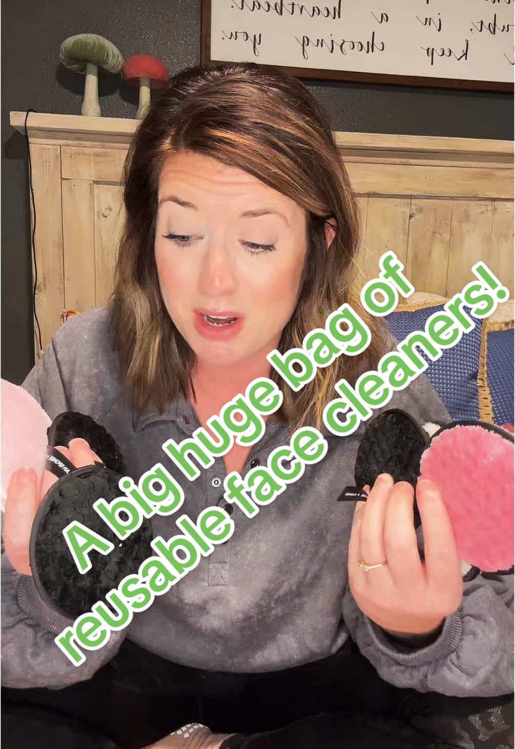 A big bag of reusable face clothes! Great for stockings! #creatorsearchinsights #tiktokshopblackfriday #tiktokshopholidayhaul #tiktokshopcybermonday #fall #CleanTok #facecleanser #reusable #fyp  #gift #christmas 