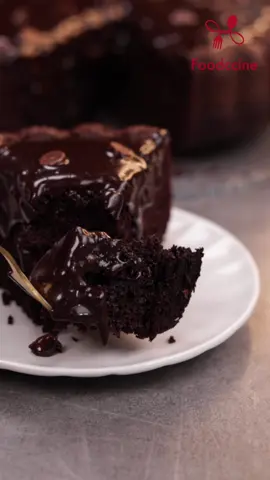 كيكة الشكولاتة البرازيلية بطعم شهي لا يقاوم 😍👌 كميه تكفي 8 الى 10 اشخاص  مده التحضير 45 دقيقه  المكونات:  خليط الكيك الجاف:  كوب ونصف طحين  نصف كوب سكر  نصف كوب كاكاو خام غير محلى  ملعقه صغيره بيكنج باودر  ملعقه صغيره بيكنج صودا  ربع ملعقه صغيره ملح  ملعقه صغيره قهوه سريعه الذوبان  الخليط السائل:  حبتين بيض بحراره الغرفه  نصف كوب زيت  نصف كوب حليب سائل  ملعقه صغيره فانيلا للصوص: كوب حليب مكثف محلى  ربع كوب كاكاو خام غير محلى نصف كوب كريما خفق للحلويات (ممكن استبدالها بالقشطة او القيمر)  للتزيين : شوكليت شيبس اختياري للتحضير:  في وعاء واسع ننخل جميع المكونات الجافه  وتترك جانبا  في الخلاط نضع جميع المكونات السائله  وتخلط لمده اربع دقائق  ثم تصب على المكونات الجافه وتقلب برفق  باتجاه واحد حتى تتجانس المكونات  تصب في القوالب او الصينيه المرغوبه  وتخبز في فرن محمى مسبقا  على الرف الاوسط على درجه حراره 180 لمده 30 دقيقه  نخرج الكيك  ونتركه على طاوله المطبخ حتى يصبح بحراره الغرفه  في طنجره على نار هادئه نضع الحليب المكثف  ونضيف الكاكاو مع التحريك المستمر  حتى يذوب لمده اربع دقائق  نضيف الكريمه ونقلب لمده دقيقه  نرفع الصوص عن النار ويترك ليبرد قليلا  ثم يصب على وجه الكيك  ونزين بالشوكليت شيبس ونقدم مباشره...