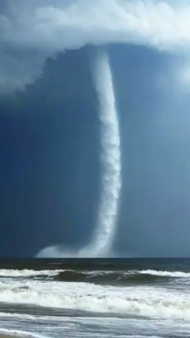 Increíble fenómeno atmosférico Un🌪 tornado de agua 💧o (tromba marina🌀🌊) arrojando miles de litros de agua. #trombamarina #tornadoagua #naturaleza #geoadictos #tornado #agua #temporal #huracán 