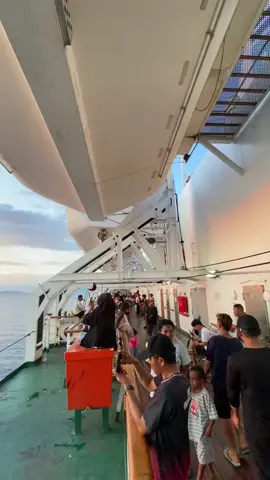 Indahnya menikmati sunset dari atas kapal #sunsetlover #menikmatisunset #fypage #soundviral #trip #trendingsong #tren 