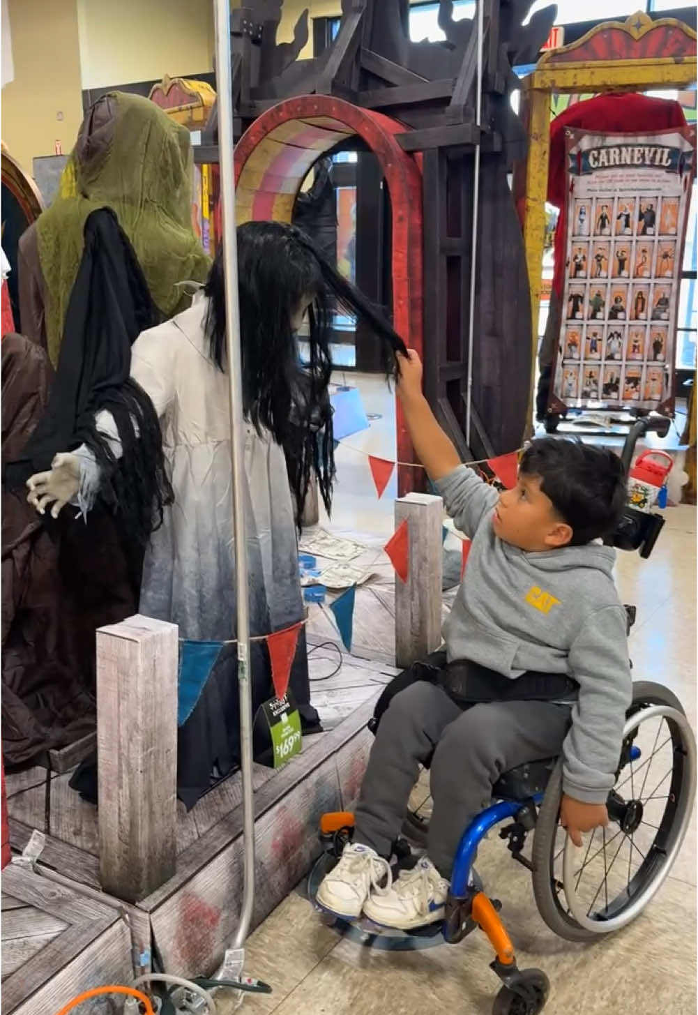 Went to @Spirit Halloween with Alex. He jetted ♿️ so fast 😂 👻 🧟‍♀️ #funny #halloween #funnymoments #fyp #parati #scared 