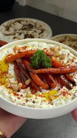 🥕Karotten Joghurt Dip by @ikosun.kitchen Zutaten: 200g Snackkarotten Sauce: 4 Esslöffel Olivenöl 1/2 Teelöffel Paprikapulver (scharf) 1 Teelöffel sambal oelek oder Paprikamark 1 Teelöffel Honig Salz und Pfeffer ▫️▫️▫️ 4 Esslöffel stichfester Joghurt 2 El gehackter Dill 50g Weißkäse 2 Knoblauchzehen 3 Teelöffel Olivenöl Salz und Pfeffer ▫️▫️▫️ Vorbereitung von; Karotten schälen. Zutaten für die Sauce vermischen und über die Karotten geben. Karotten im vorgeheizten Backofen bei 200 Grad 30 Minuten garen. In der Zwischenzeit Joghurt, Knoblauch, zerbröselten Weißkäse, Dill, Salz und schwarzen Pfeffer hinzufügen und vermischen. Wenn die gebratenen Karotten abgekühlt sind, auf den Joghurt legen und servieren.#karottensalat #karottendip #dips #dip #meze #tiktokfood #vorspeise #fypageシ #asmr #cooking #cookies #fyp #foo #food #Foodie #FoodTok   #tiktokfood