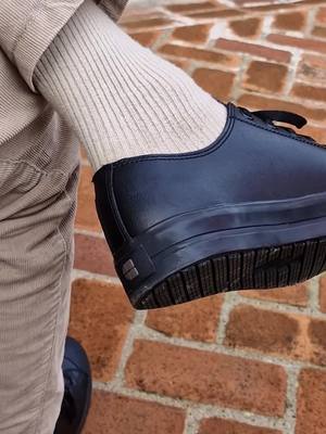Jetez un coup d'œil à notre gamme stylée et décontractée de chaussures antidérapantes !
