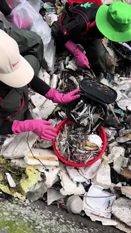 Stand up, don’t give up. #saigonxanh #cleanup 