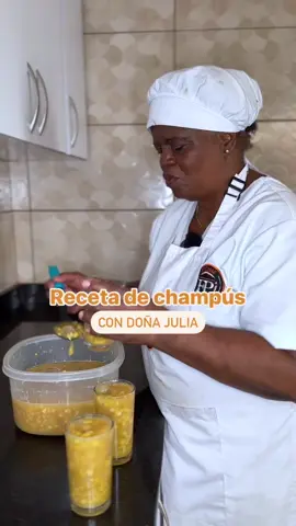 Hoy vamos a hacer esta deliciosa receta con doña Julia, solo necesitarás: Lulo  Piña Melao de panela (hojas de naranjo y clavos de olor) Mazamorra Hielo al gusto ¡Una típica receta valluna para acompañar con empanadas!  #champu #recetasvallunas #cali Vídeo: FP Bocaditos