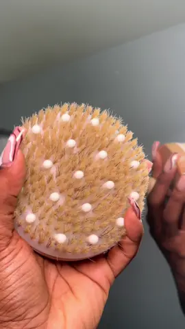 ive been dry brushing for about a week now and its made such a difference with my skin! That plus exfoliating *chefs kiss* 😘 #drybrushing #exfoliation #softskin #blackgirlskincare #skincareroutines #grwms #grwmnoface #nightroutine #methodbody @Dove Beauty & Personal Care @eos Products #medicubetiktokshop #CapCut 