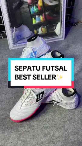 Kenalin nih! Starkia Baltic Booth, salah satu sepatu futsal paling best seller kita, baik tampilan maupun kualitas bisa dijamin guys! Oh ya, di setiap pembelian bakal ada bonus gratis buat kalian. Ga percaya? Buktiin aja! #