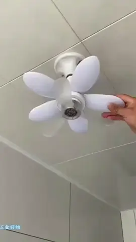 Gostou? Peça o link nos comentários!! Ventilador lâmpada led de fácil instalação e que irá te refrescar nos dias mais quentes. #verao2024 #calor #ondadecalor #ventilador #arcondicionado #shopeebrasil #shopee #achadosshopee 