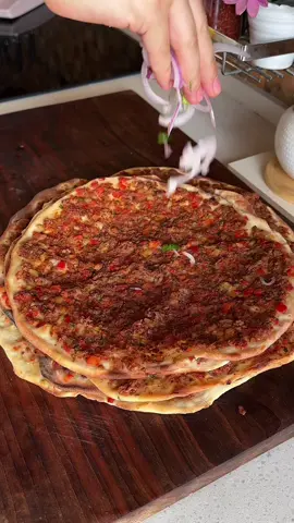 ЗНАМЕНИТЫЙ, ХРУСТЯЩИЙ ЛАХМАДЖУН🫓 - молоко - 100 мл. - вода - 170 мл. - мука - 440 гр. - дрожжи - 0,5 ч.л. - соль - 1 ч.л. - сахар 1 ч.л. - кефир - 2 ст.л. - растительное масло - 2 ложки НАЧИНКА  - фарш - 250 гр.(можно и больше). - лук - 1 шт. - красный болгарский перец - 1 шт. - зеленый болгарский перец - 2 шт. - помидор - 2 шт. - кинза - 1 п. - томатная паста - 1 ст.л. - домашняя аджика - 1 ч.л.(по желанию). - соль,перец,сушенный чеснок. Замешиваем тесто и оставляем подняться на 1 час. Далее делим на шарики и оставляем еще на 20 минут.  Раскатываем шарик в тонкий пласт, распределяем тонко начинку и отправляем в разогретую духовку до 230 градусов, выпекаем по 7-9 минут, периодически проверяя.  Вкусный, хрустящий лахмаджун готов, обязательно подавайте с помидорами, луком, зеленью и соком лимона🤤  Получается очееееень вкусно!🤤 #лахмаджун #овощи #рецепт #турция #lahmacun #lezzetli #türkiye #peache1ove #fyp #Recipe #foodlovers #foodblogger #topvideo #top