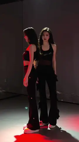 @酱咖力力 Of course, only sisters know the hottest side of a woman! Hahaha #美丽坏女人 #双人舞 #river #bishopbriggs #翻跳 #御姐 #viral #pyf #fyp #dance #rockjoyyyy #foryou #sisters #酱咖力力 