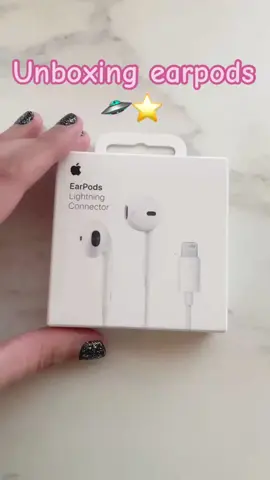 Amor eterno a los audifonos de cable 🫶🤍 son comodos, faciles de usar y no se descargan ✨#earpods #earpodslightning #apple #earpodsapple #parati #applestore #unboxingapple #unboxing 