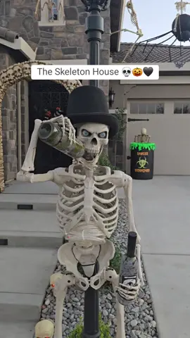 The amount of effort and detail is chefs kiss. Love it! 🎃💀 #happyhalloween #skeleton #halloweendecor #halloweendecorations #halloween2024 #halloweenappreciation 