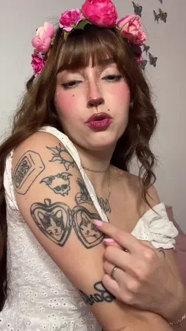 finalmente gravei esse vídeo 🖤 @RAQUEL 🌙 | TATTOO ARTIST, minha tatuadora atual, e que fiz a minah tataugem do quadril 🫶 #tatuagem #tatto #tatuagemfemenina #tattoo #tattoolover #aesthetic 