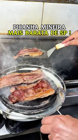 PICANHA MINEIRA POR APENAS 💲40 POR PESSOA EM SP! Fomos perambular no Buteco Praça de Minas que tem um lindo espaço com mesas na calçadas 😍 E sem dúvidas nosso prato favorito foi a picanha que era maior que a cabeça do meu irmão e vem com vários acompanhamentos, como 👇🏻 🥩 Picanha 🫘 Feijao tropeiro  🍚 Arroz  🍅 Vinagrete  🍟 Fritas  Na nossa opinião serve fácil 04 pessoas o que sai em média R$40 pilas pra cada 🤩 O restaurante também tem várias promoções, como 👇🏻 🍻 Balde de original por 💲44,90  Gin em dobro 💲39,90 Caipirinha de cachaça duas por 💲31,90  Então já sabe, esse é o lugar perfeito pra dar prejuízo 🔥🔥 🥩 Buteco Praça de Minas 📍Rua Treze de Maio, 1685 - Bela Vista / São Paulo